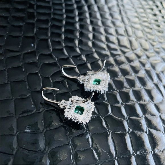 🎉Sold🎉 Synthetic Emerald Cubic Zirconia Sterling Silver Lever back Earrings - Picture 7 of 7